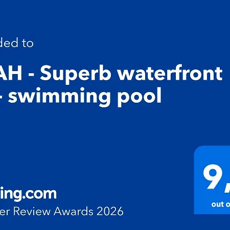 06ah - Superb Waterfront T2 - Swimming Pool